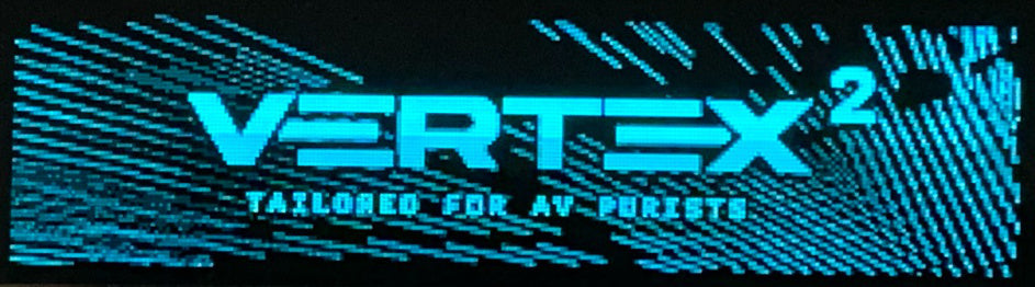 Écran OLED bleu de 3,12 pouces du HDfury Vertex 2 affichant le logo de démarrage Vertex 2 et la ligne Tailored for AV purists